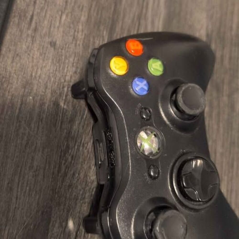 Xbox 360 S Console with Controller - Picture 3 of 8